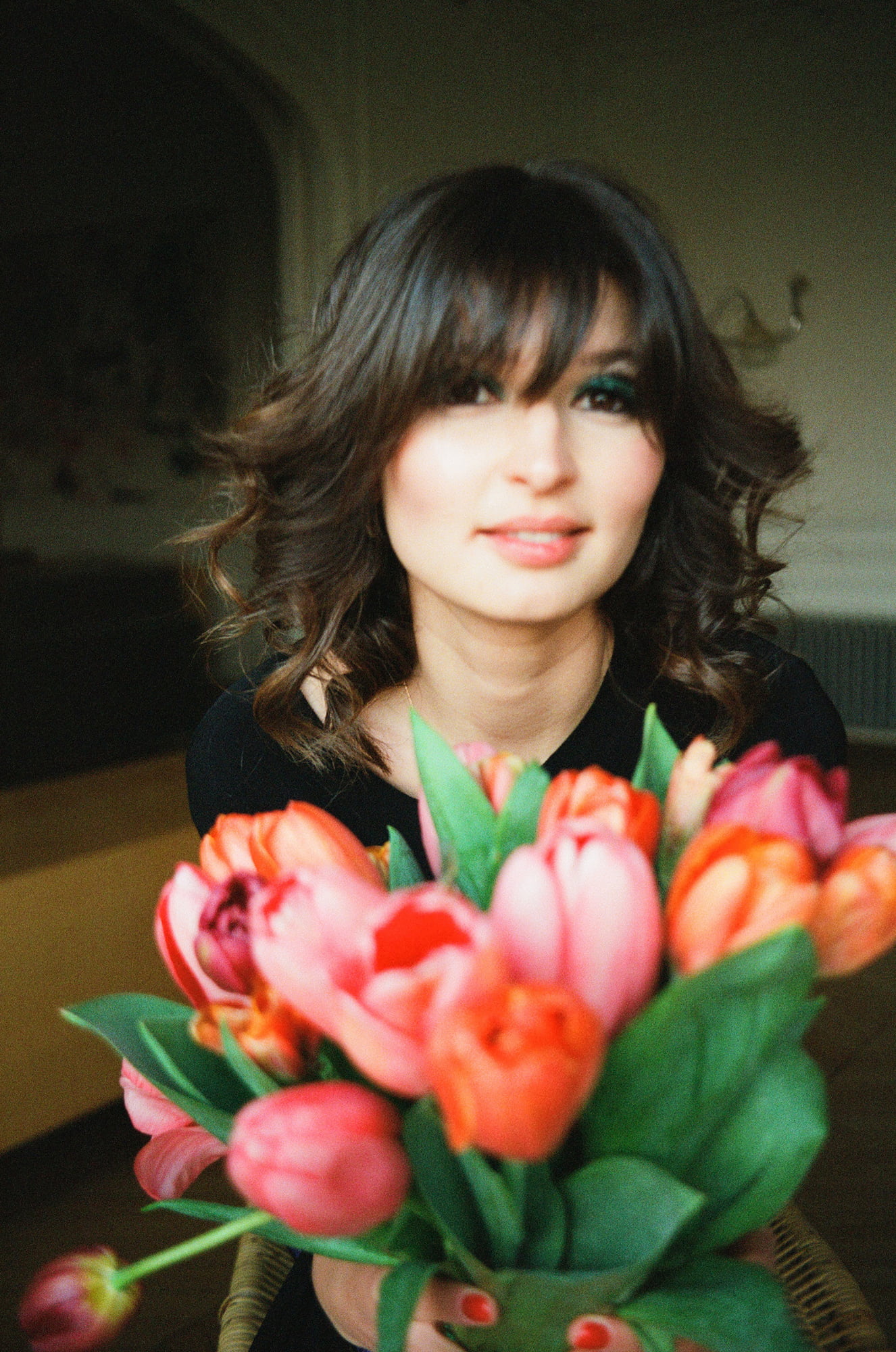 Ariadna seated behind a bouquet of tulips at an apartment in Invalides, Paris